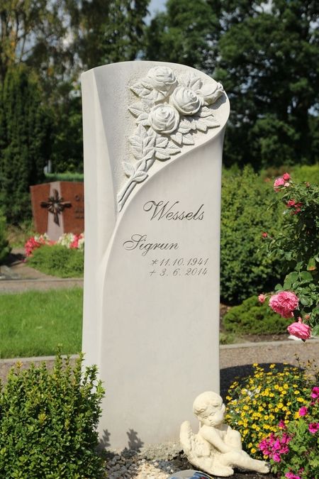 Grabstein mit einer Rose