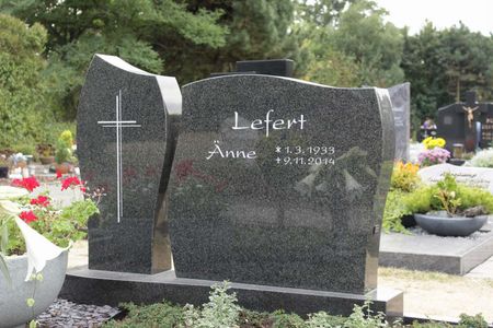 Grabstein mit Kreuz
