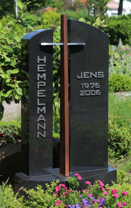 Grabstein mit Kreuz