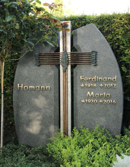 Grabstein mit Kreuz