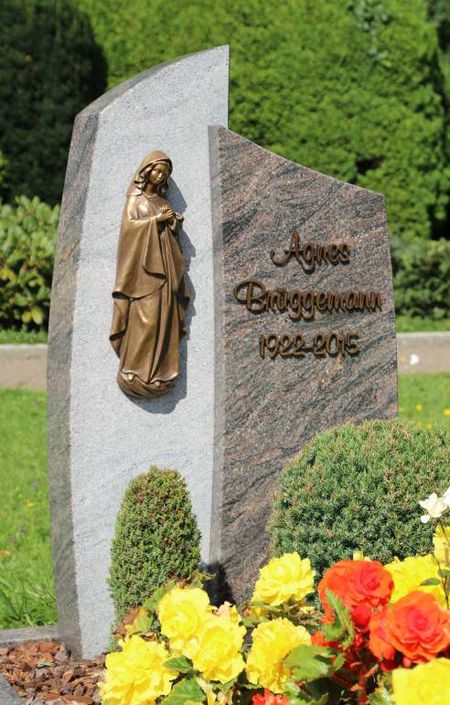 Grabstein mit der heiligen Madonna