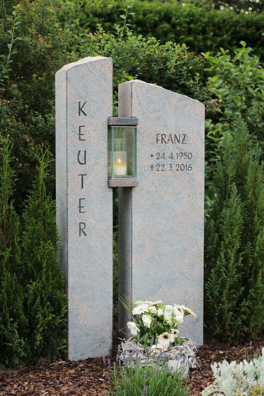 Grabstein mit Kerze