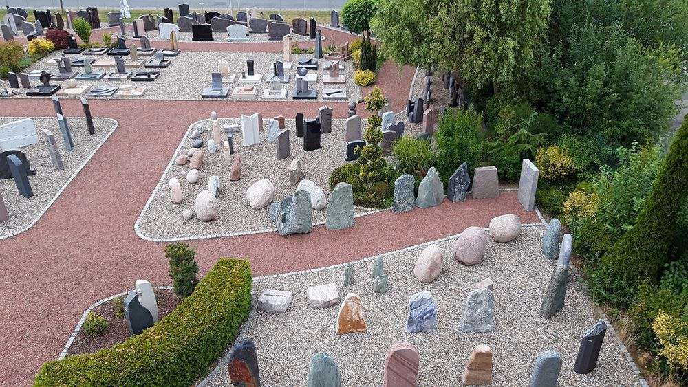 Ausstellungsfläche in Münster bietet Ihnen eine vielfältige Auswahl an Grabsteinen und Mustern.